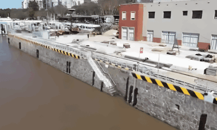 Una empresa rosarina le puso las defensas al nuevo muelle de la Fluvial