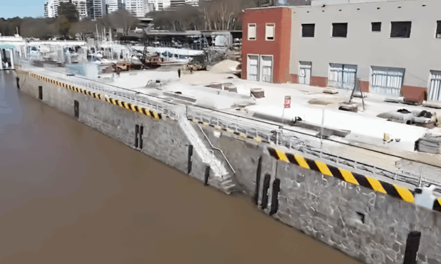 Un empresa rosarina le puso las defensas al nuevo muelle de la Fluvial