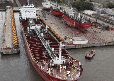 Un petrolero de más de 150 metros ingresó a Tandanor para realizar trabajos de reparación