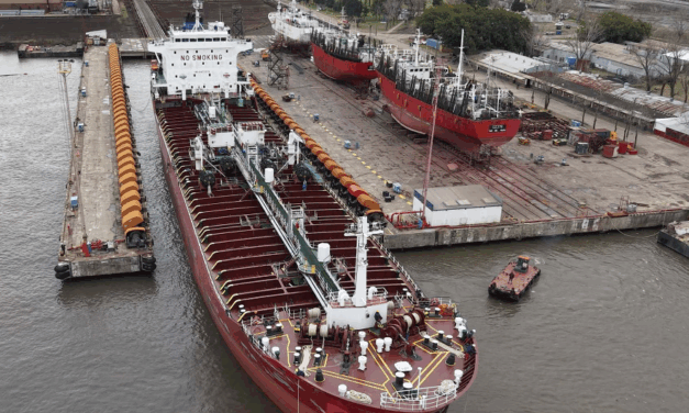 Un petrolero de más de 150 metros ingresó a Tandanor para realizar trabajos de reparación