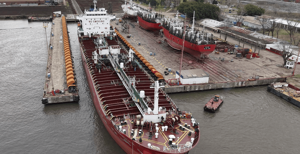 Un petrolero de más de 150 metros ingresó a Tandanor para realizar trabajos de reparación