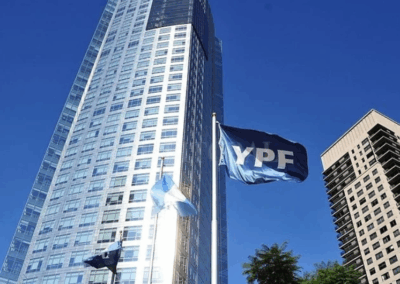 YPF concretó el split de acciones y el papel ya cotiza en torno a los $8.150