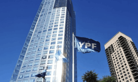 YPF concretó el split de acciones y el papel ya cotiza en torno a los $8.150
