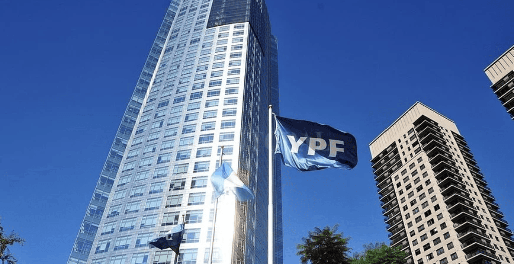YPF concretó el split de acciones y el papel ya cotiza en torno a los $8.150