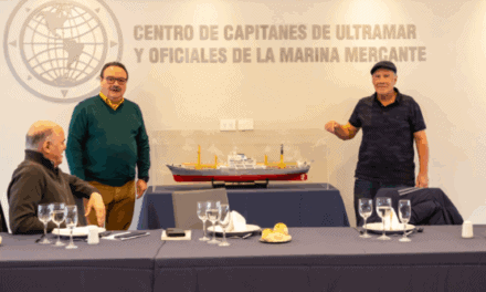 El Centro de Capitanes distinguió a Miguel Ángel Doñate por su trayectoria y su compromiso con la formación de nuevos cadetes