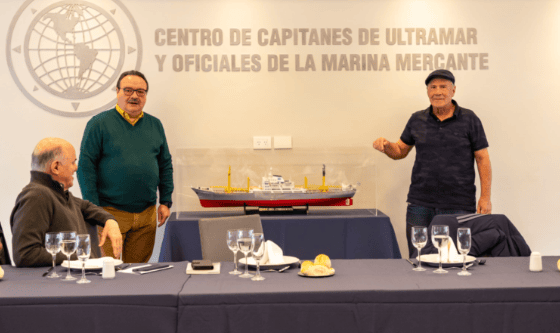 El Centro de Capitanes reconoció a Miguel Ángel Doñate por sostener dos buques escuela de GSM durante casi 20 años