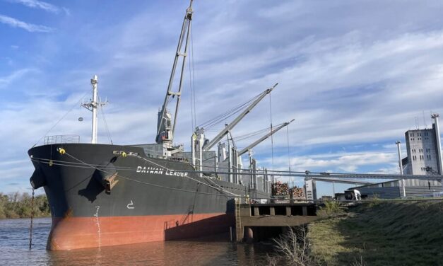 El transporte fluvial de granos por cabotaje crece en Argentina y Entre Ríos es su principal protagonista