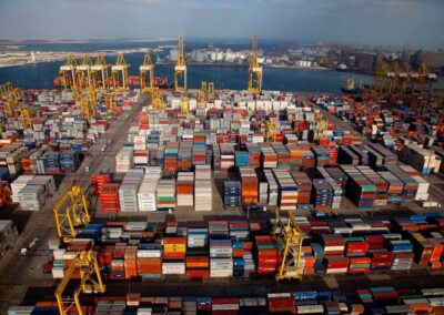 El cierre del Estrecho de Ormuz reordenó el ranking mundial de puertos: Jebel Ali perdió 22 posiciones en seis meses