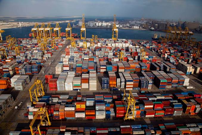 El cierre del Estrecho de Ormuz reordenó el ranking mundial de puertos: Jebel Ali perdió 22 posiciones en seis meses
