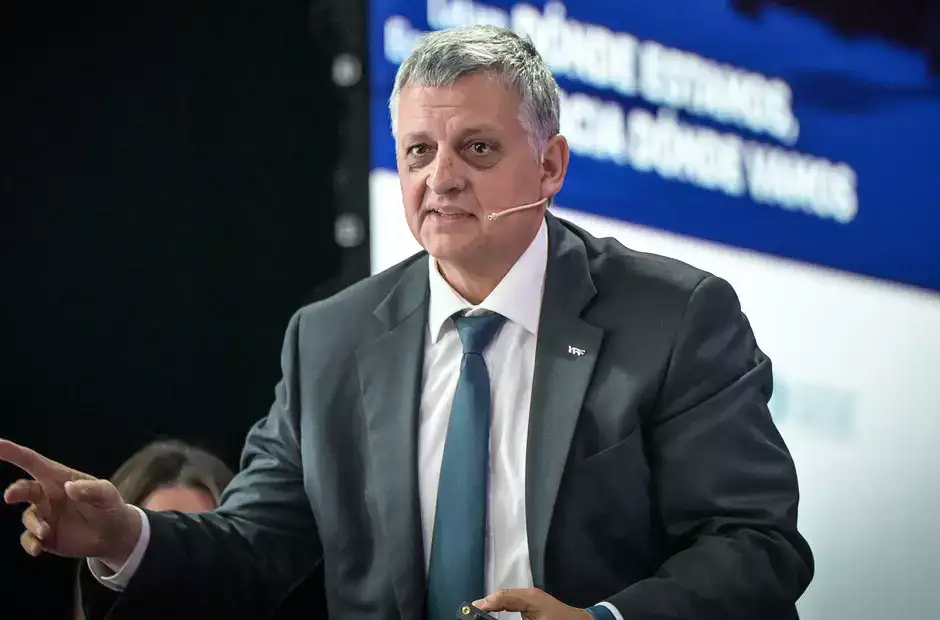 YPF proyecta un millón de barriles diarios: cómo se preparan los puertos