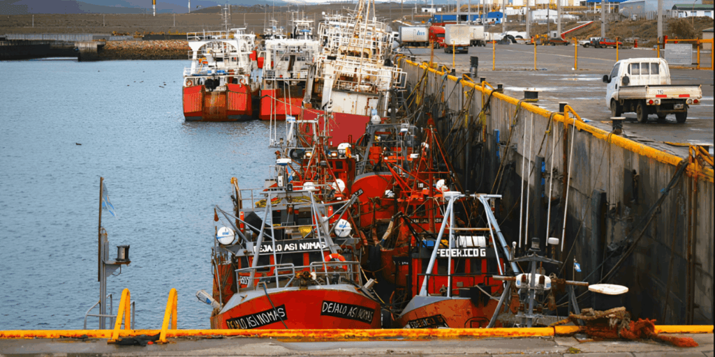 Pan American Energy le encargó a Prelast 96 defensas para tres muelles de Puerto Caleta Paula
