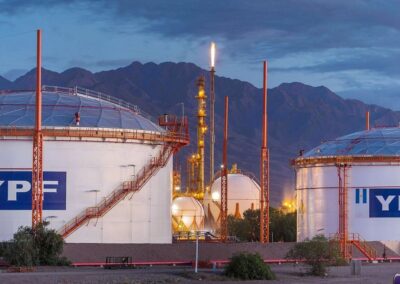 Plaza Huincul, donde Argentina LNG promete hasta 40.000 empleos y la comarca pide letra chica