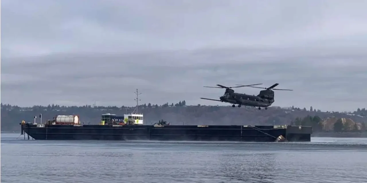 Una barcaza autónoma recibió a un Chinook de fuerzas especiales de EE.UU. y le cargó combustible en el mar
