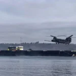 Una barcaza autónoma recibió a un Chinook de fuerzas especiales de EE.UU. y le cargó combustible en el mar
