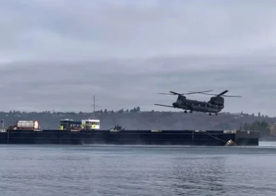 Una barcaza autónoma recibió a un Chinook de fuerzas especiales de EE.UU. y le cargó combustible en el mar