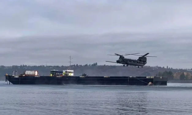 Una barcaza autónoma recibió a un Chinook de fuerzas especiales de EE.UU. y le cargó combustible en el mar