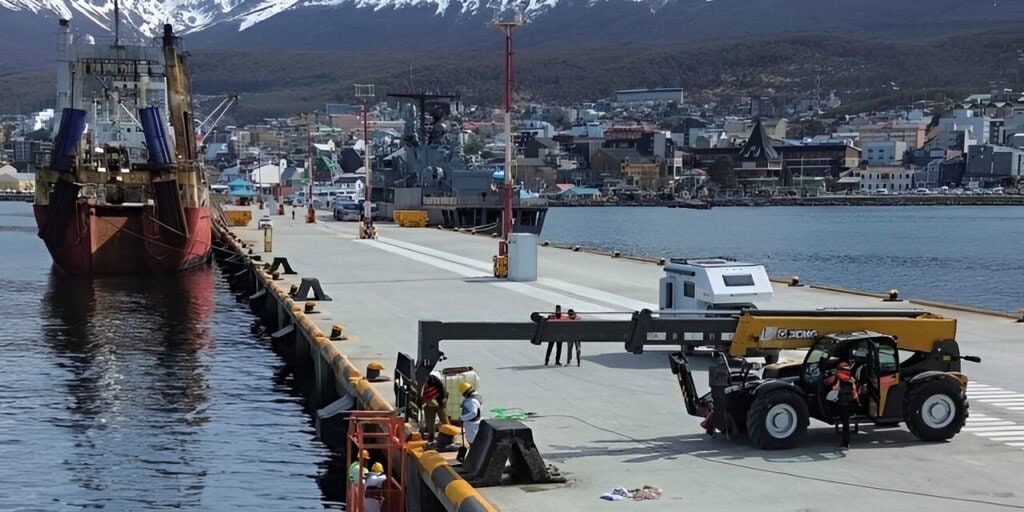 Puerto de Ushuaia: la ANPYN reemplaza las defensas del muelle y despeja espacio operativo antes de la temporada de cruceros