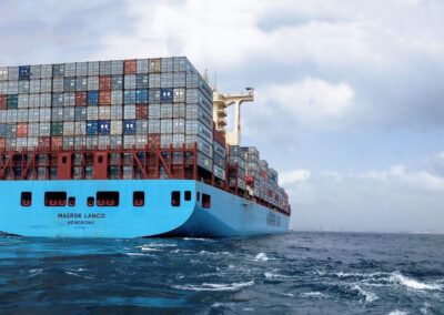 Incendio en el Maersk Lanco compromete carga de langostino argentino rumbo a Europa
