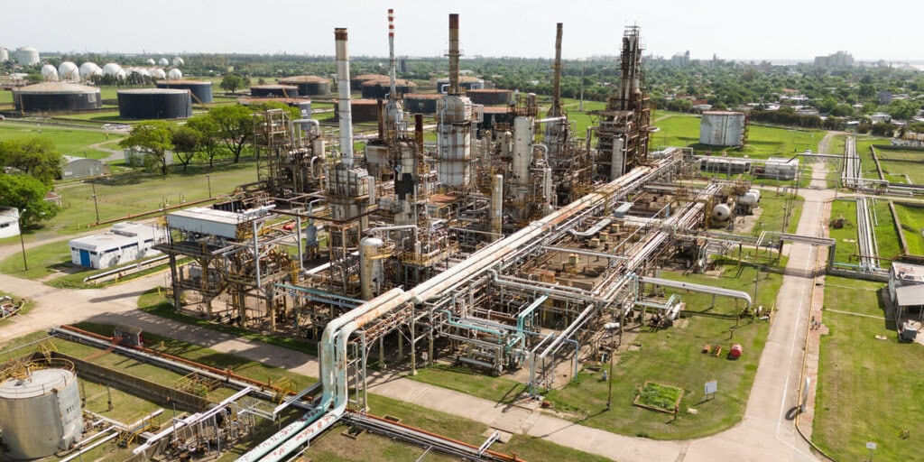 La ex refinería de San Lorenzo se prepara para exportar combustible de aviación por el Paraná