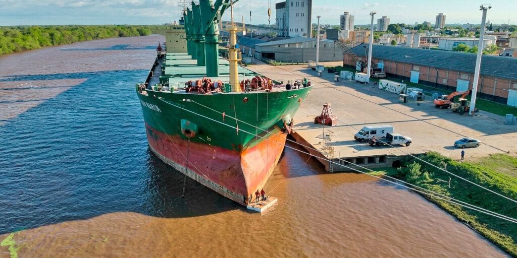 Exportaciones en el puerto de Concepción del Uruguay: termina la carga del Santamaría y llega el Orient Glory