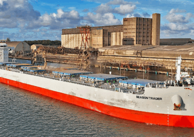 Puerto Quequén arranca la semana con tres buques en operación y dieciséis más en camino